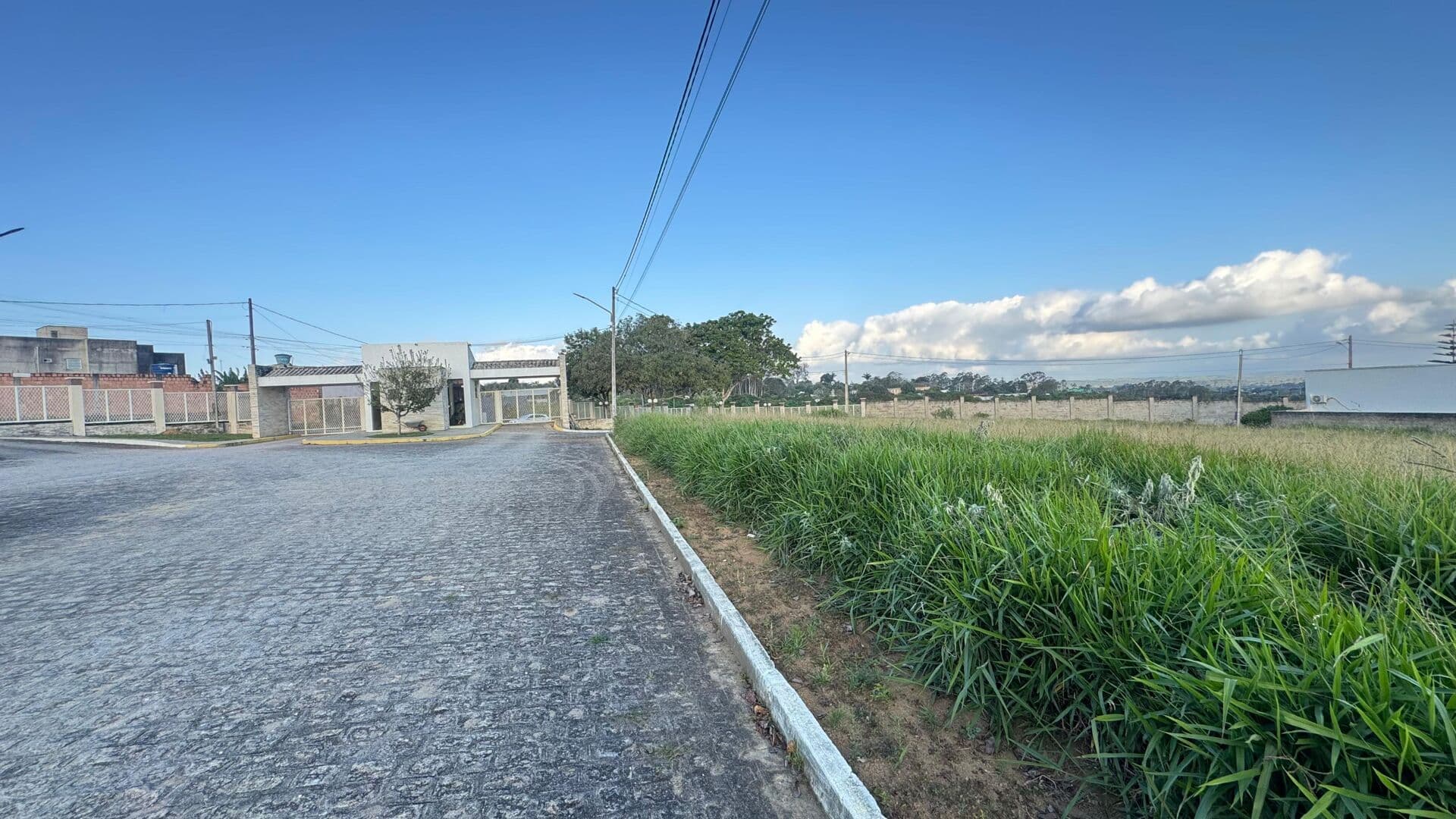 Terreno a venda por R$ 90.000,00 no Condomínio Anumará 20X40