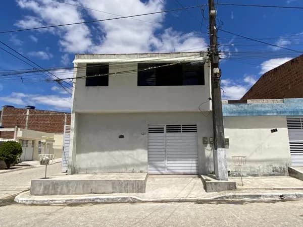 Casa Padrão à venda no bairro Francisco Figueira em Garanhuns-PE por R$420.000,00