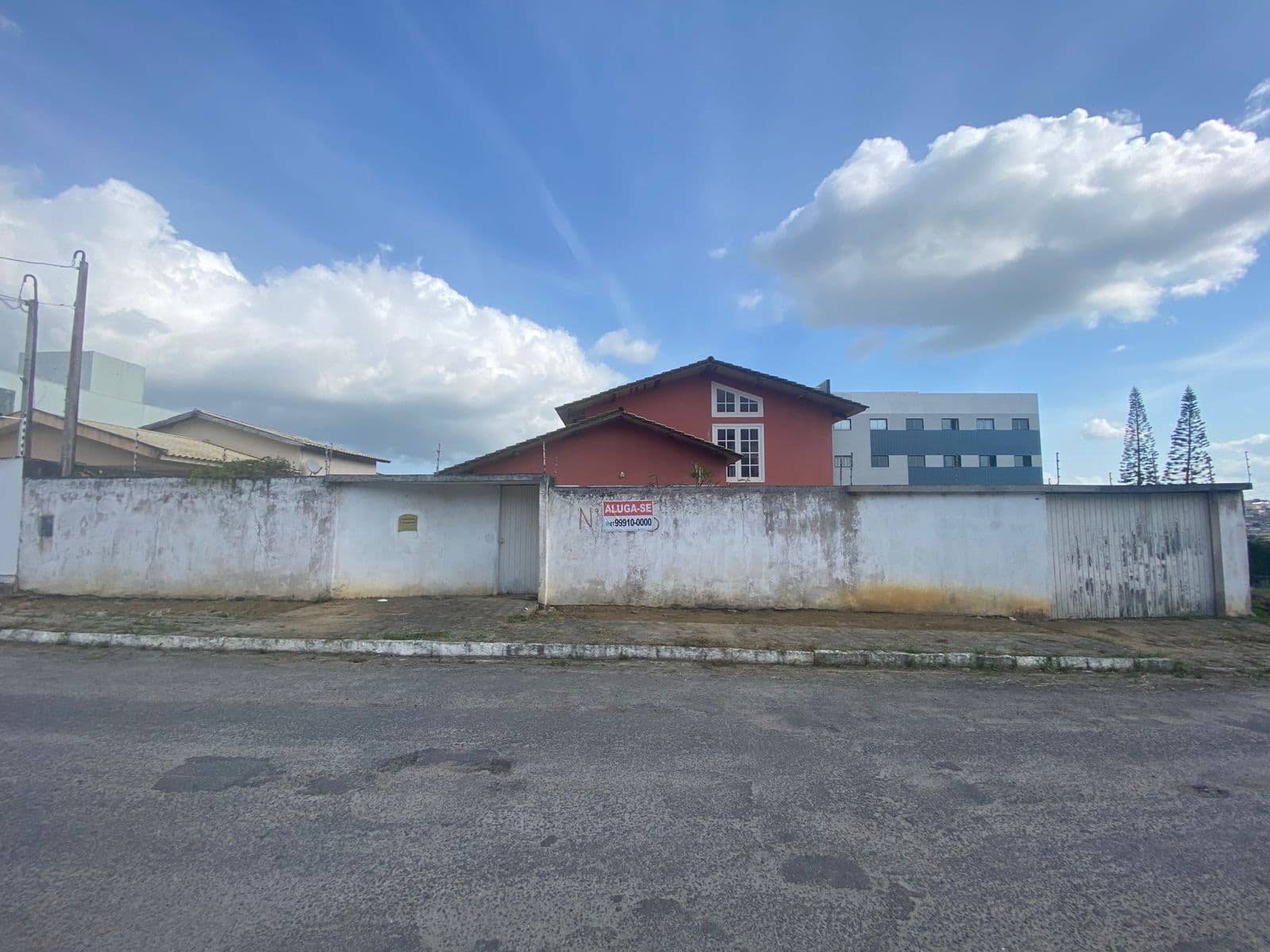 Ampla Casa Comercial para Clínicas e Escritórios por R$10.000,00– Av. José Custódio das Neves, Heliópolis