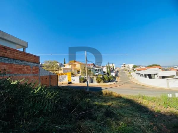 Encontre o lugar ideal para construir seu novo lar no encantador Mirante de Santa Bárbara!