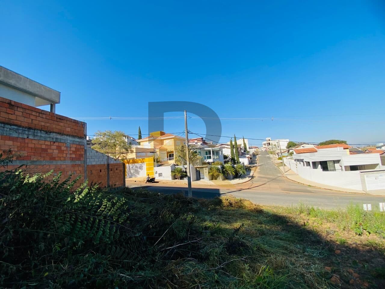 Encontre o lugar ideal para construir seu novo lar no encantador Mirante de Santa Bárbara!