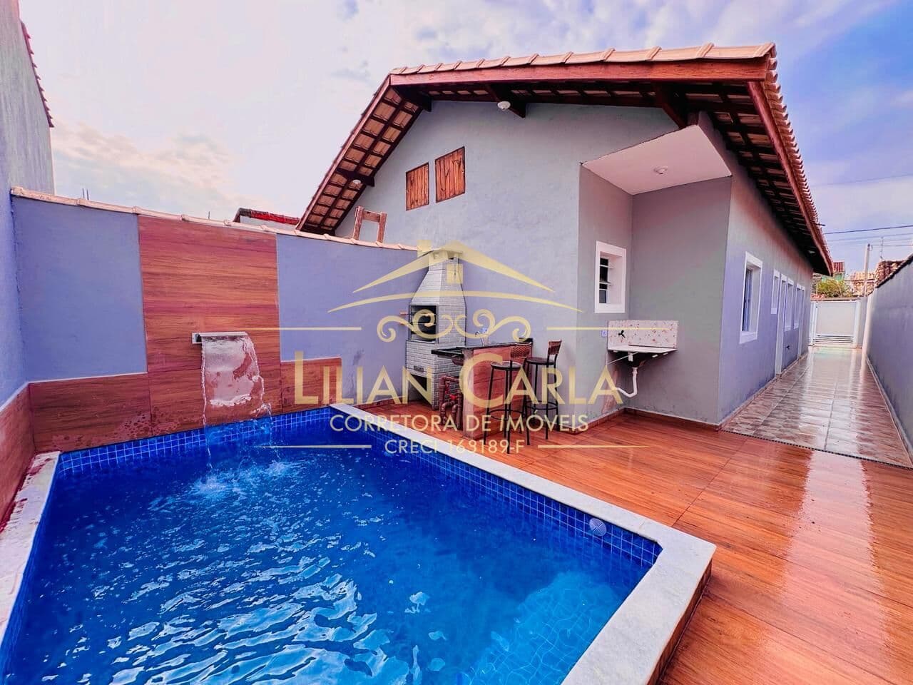 Casa à venda na Praia de Itanhaém com 2 dorm, 1 suíte e PISCINA por R$ 360 mil