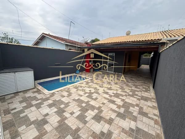 Casa à venda na Praia de Peruíbe com 2 dorm, 1 suíte e piscina por R$ 320 mil