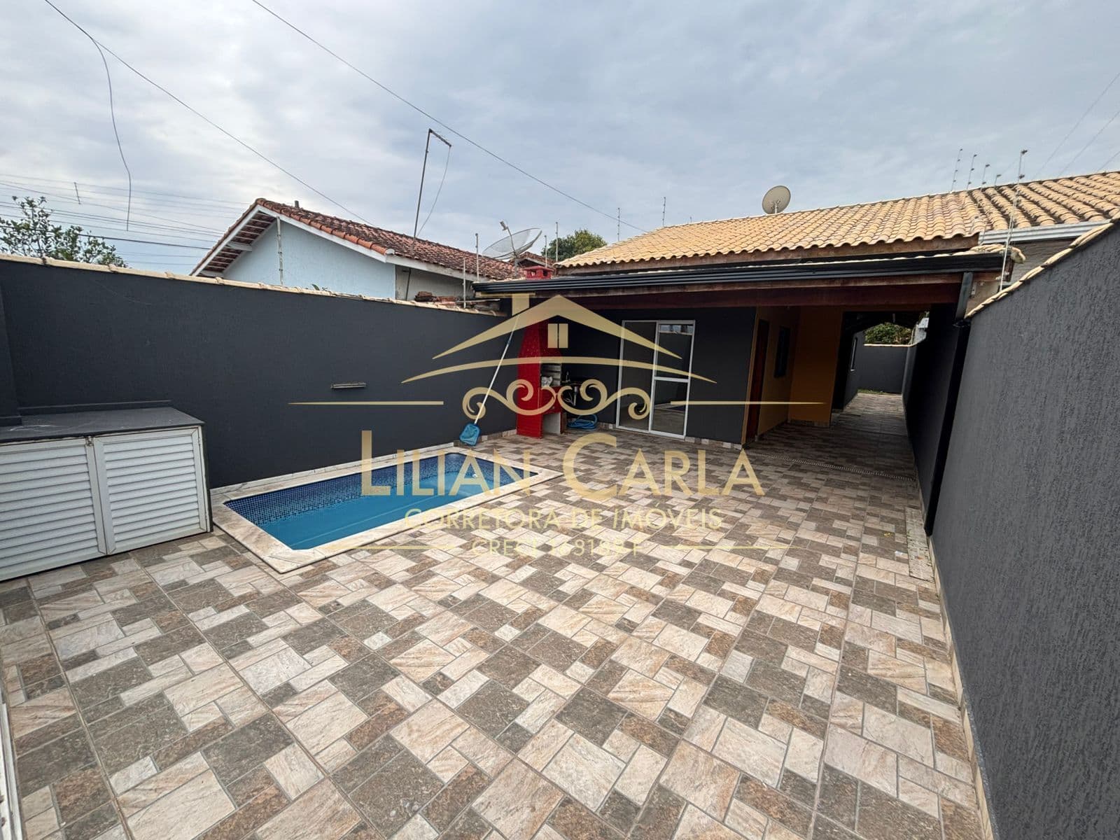 Casa à venda na Praia de Peruíbe com 2 dorm, 1 suíte e piscina por R$ 320 mil