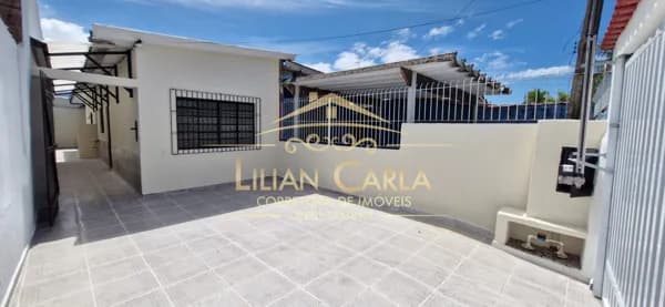Casa à venda em Mongaguá com 2 dorm, 1 wc social e 2 vagas por R$ 240 mil