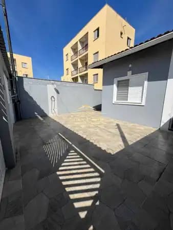 Casa à venda em Mongaguá com 2 dorm, 1 suíte, garagem para 10 carros por R$ 480 mil