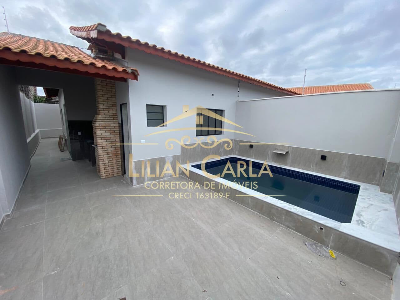 Casa à venda na Praia de Mongaguá com 2 dorm, 1 suíte e PISCINA por R$ 420 mil