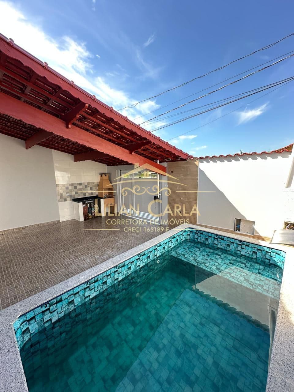 Casa à venda em Mongaguá com 2 dorm, 1 suíte e piscina por R$ 419 mil