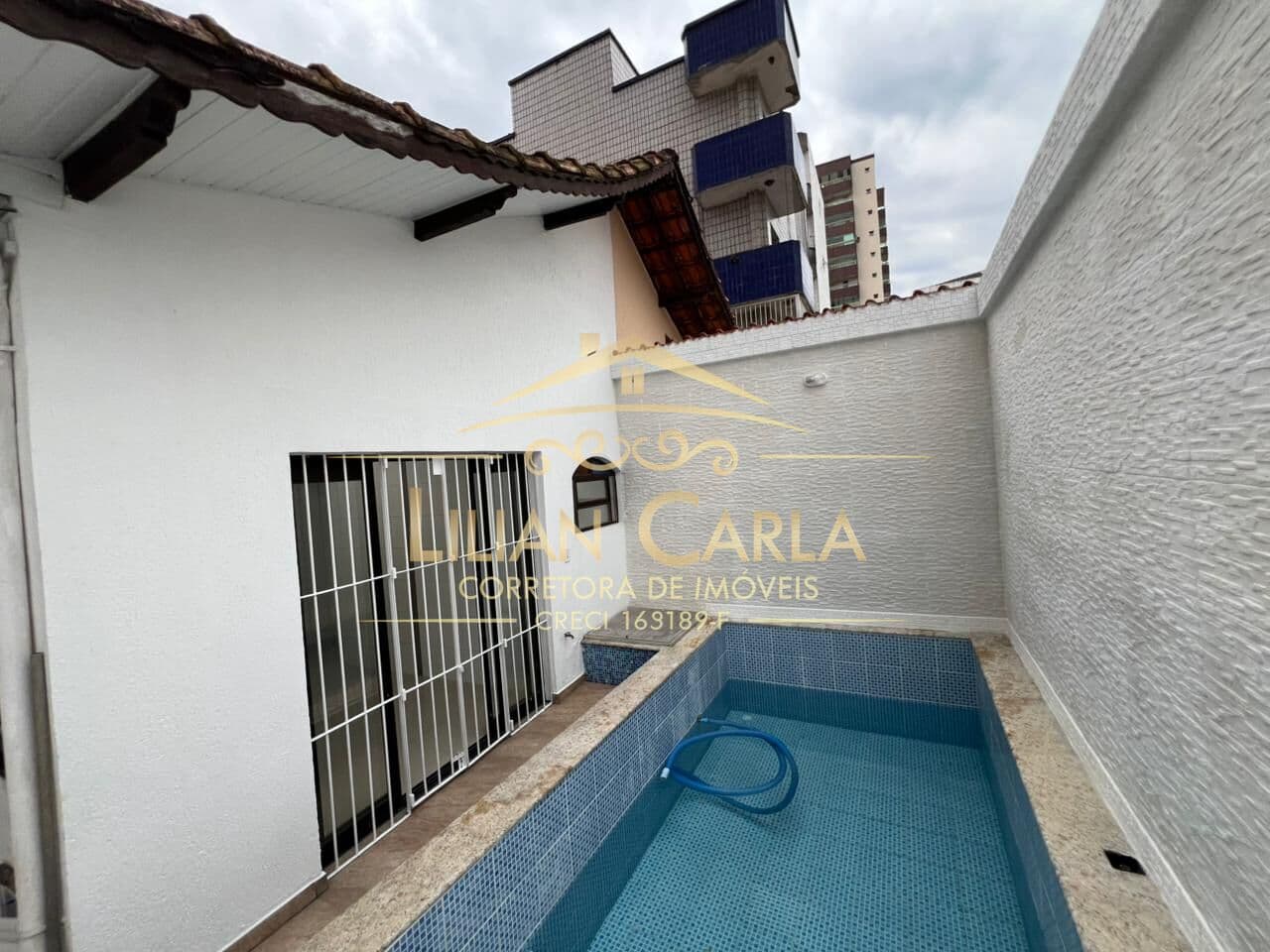 Casa à venda em Praia Grande bairro Tupi com 2 dorm, 1 suíte e piscina por R$ 750 mil