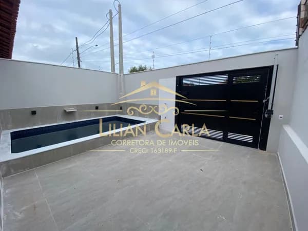 Casa à venda na Praia de Mongaguá com 2 dorm, 1 suíte e PISCINA por R$ 430 mil
