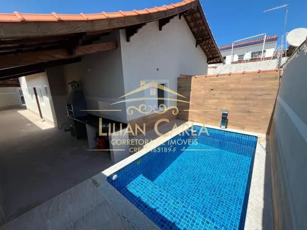 Casa à venda em Mongaguá com 2 dorm, 1 suíte e piscina por R$ 409 mil!