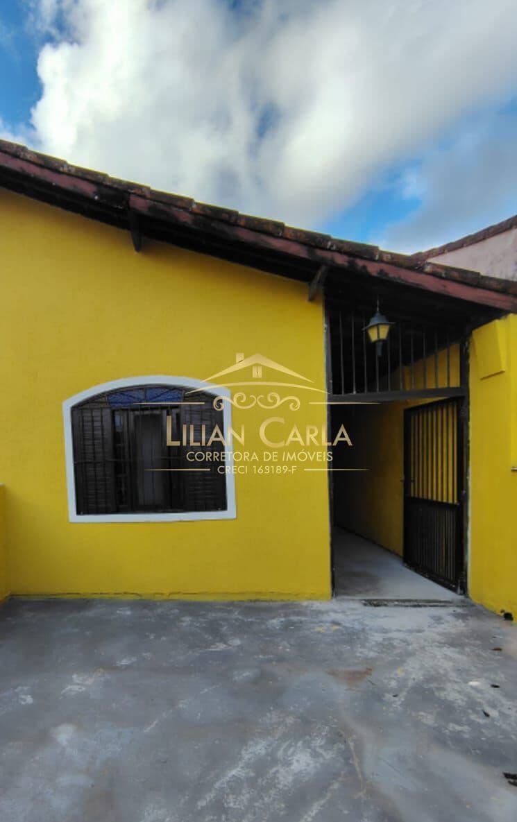 Casa à venda em Itanhaém com 2 dorm, espaço gourmet e 2 vagas de garagem por R$ 270 mil