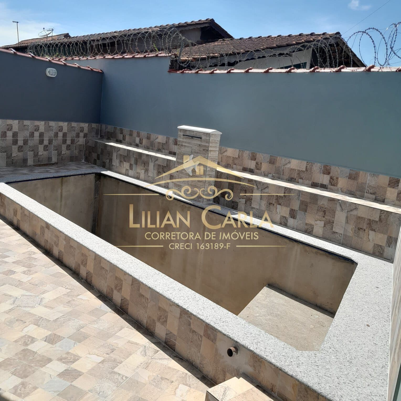 Sobrado à venda em Mongaguá lado praia com 2 dorm e piscina por R$ 475 mil