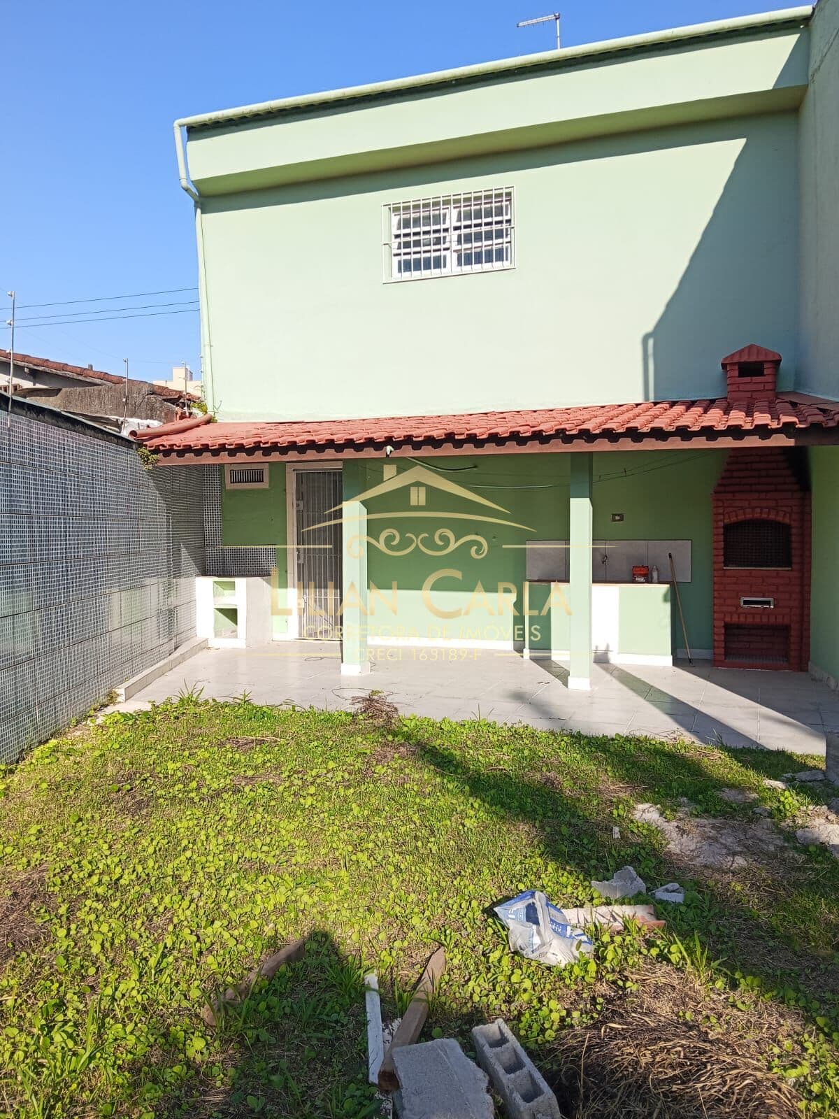 Sobrado à venda em Mongaguá com 2 dorm, 2 suítes por R$ 290 mil