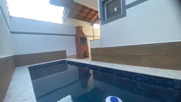Casa à venda em Mongaguá com 2 dorm, 1 suíte e Piscina com cascata por R$ 409 mil!