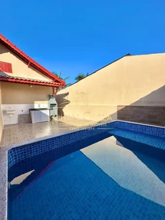 Casa à venda na Praia de Mongaguá com 2 dorm, 1 suíte e PISCINA por R$ 354.900 mil