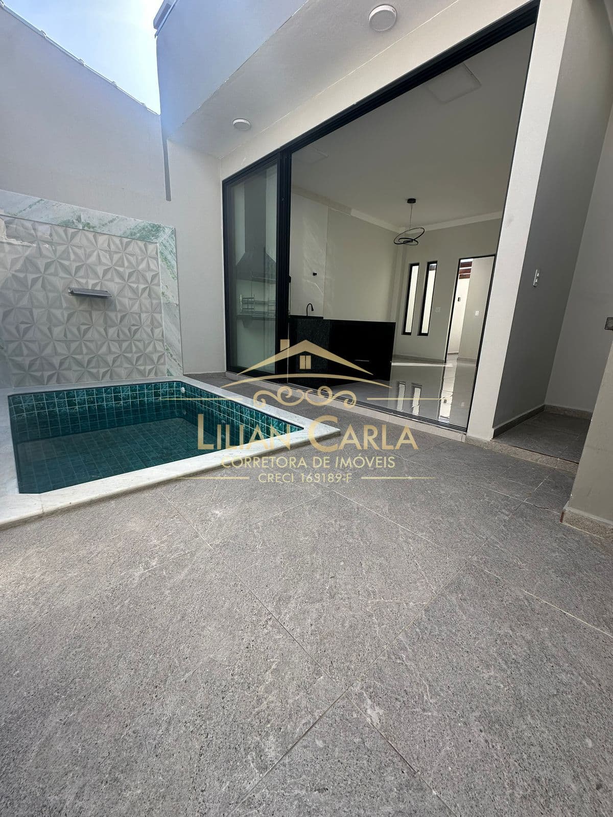 Casa à venda em Mongaguá - Jd Praia grande com 2 dorm, 1 suíte e PISCINA por R$ 450 mil!