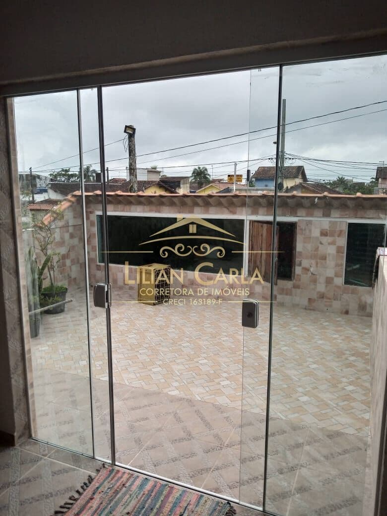 Amplo Sobrado à venda na Praia de Mongaguá com 4 dorm, 1 suíte por R$ 380 mil!!