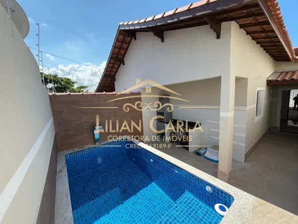 Casa à venda em Mongaguá com 2 dorm, 1 suíte e piscina por R$ 409 mil!