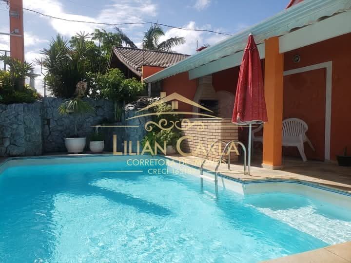 Casa à venda na Praia de Peruíbe com 8 dorm, 6 suítes, PISCINA, edicula por R$ 800 mil