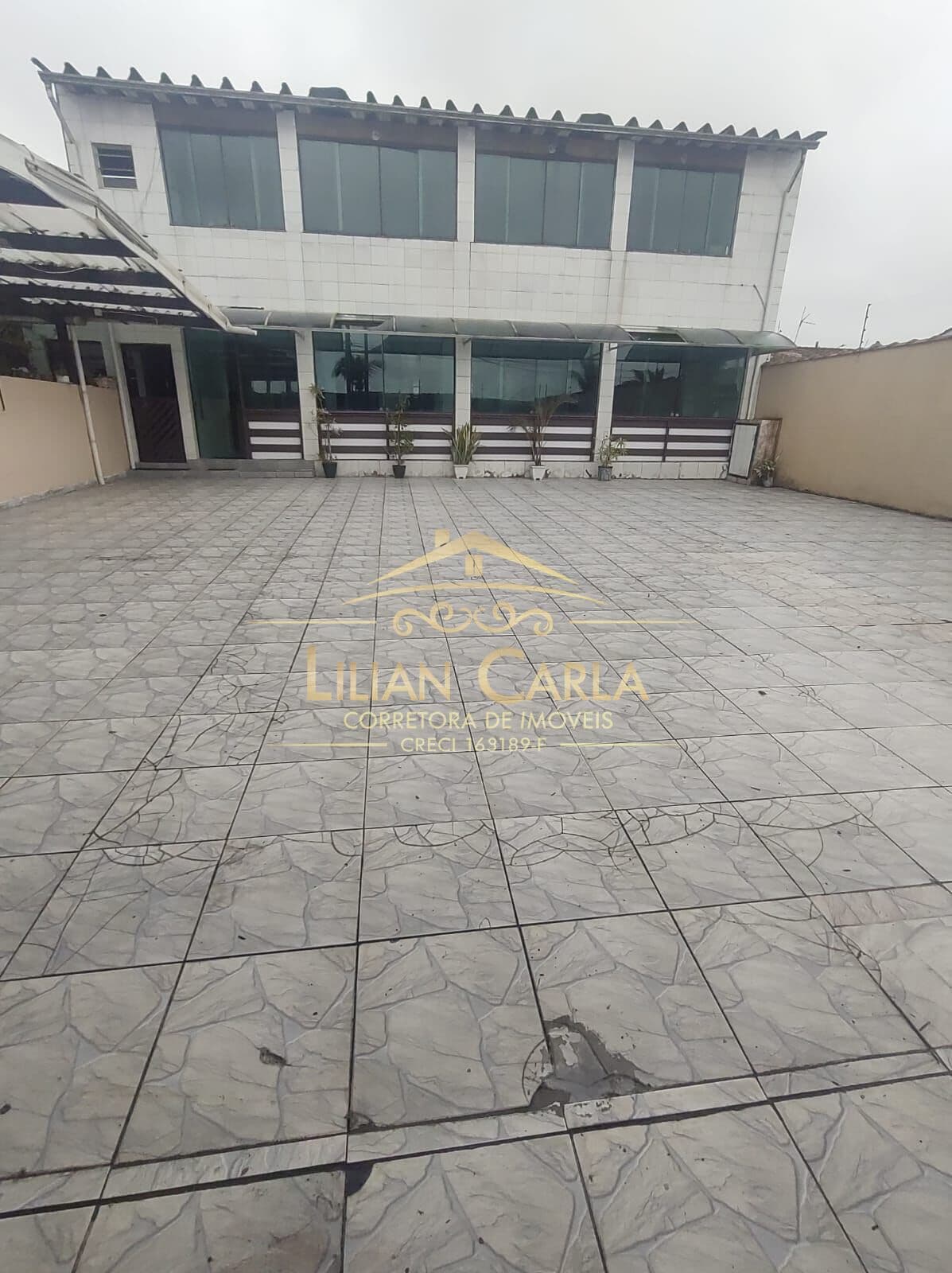 Casa espaçosa para alugar em Mongaguá FRENTE MAR com 3 dorm, 2 wc e +10 vagas de garagem por R$ 4.800,00!
