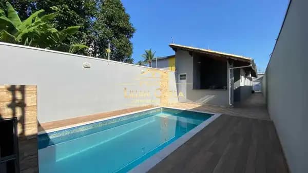 Casa à venda na Praia de Mongaguá com 3 dorm e PISCINA por R$ 440 mil!