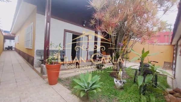 Casa de Praia à Venda em Mongaguá com 2 dorm, 1 suíte, 2 vagas de garagem por APENAS R$ 460 mil