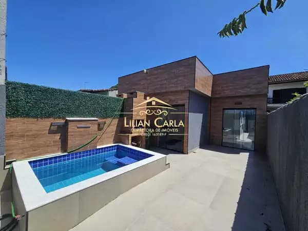 Casa à venda em Mongaguá com 2 dorm, 1 suíte e PISCINA à partir de R$ 419 mil!