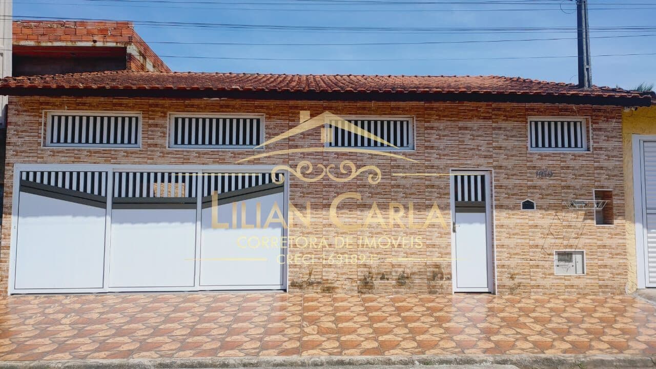 Casa ampla à venda em Mongaguá com 2 dorm, 2 banheiros, 4 vagas de garagem por R$ 430 mil!!