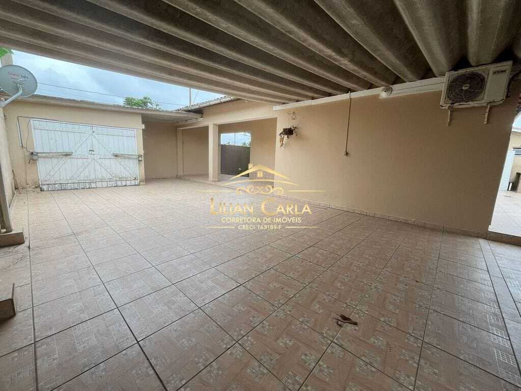 Casa à venda em Itanhaém lado praia com 4 dorm, 1 suíte, quintal amplo por R$ 480 mil