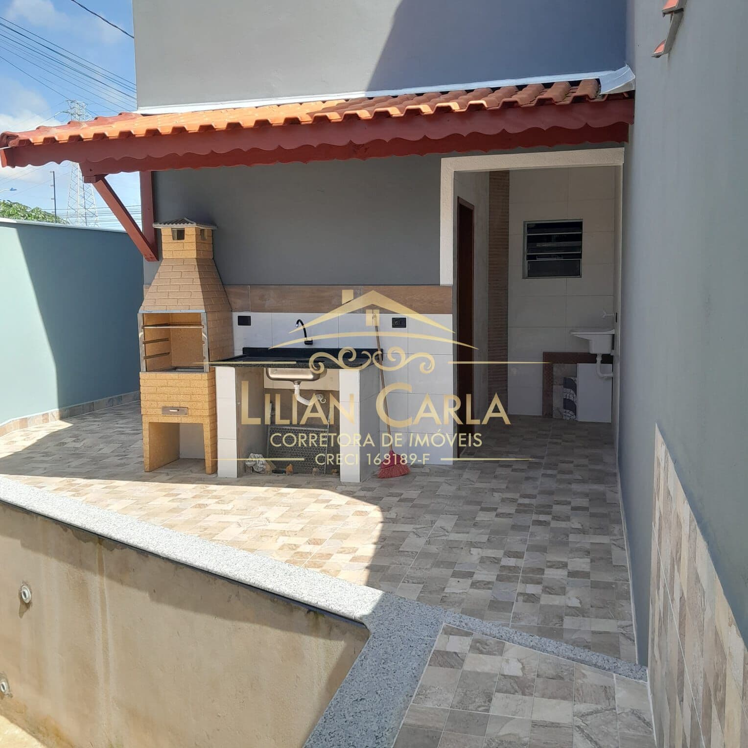 Sobrado à venda em Mongaguá lado praia com 2 dorm e piscina por R$ 475 mil
