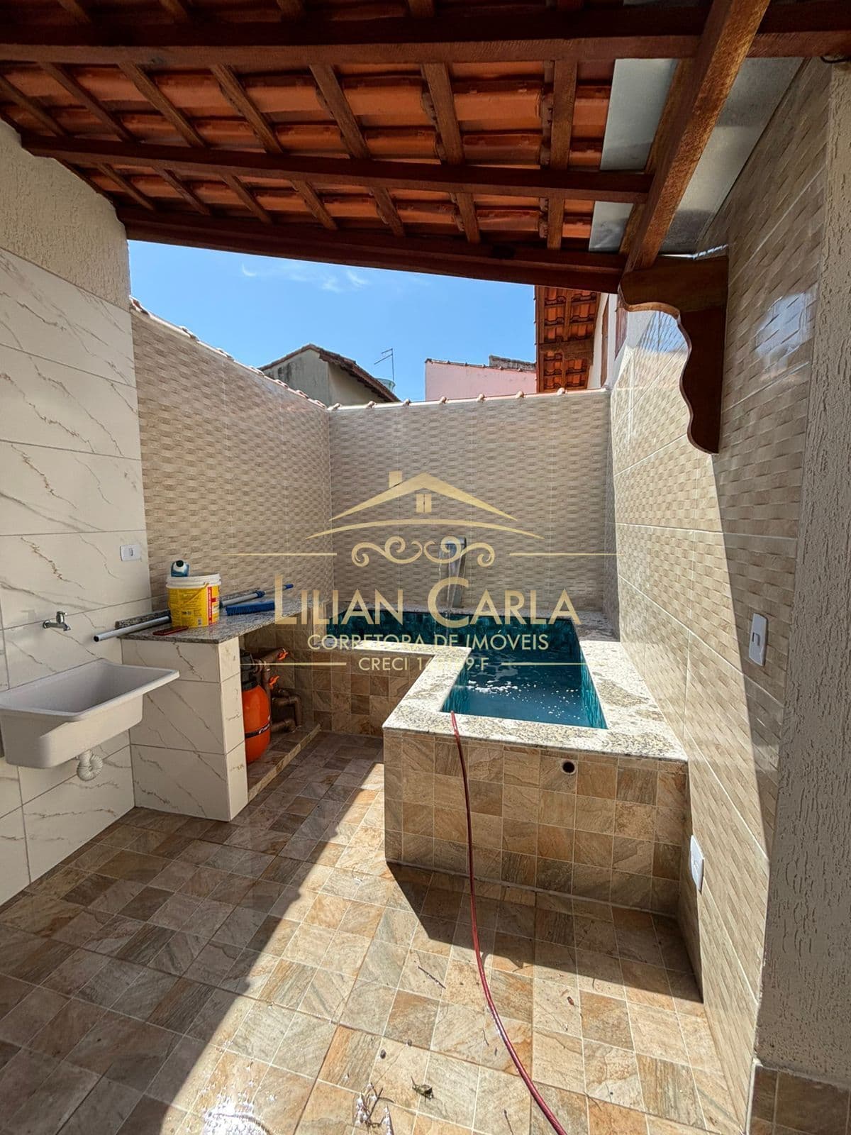 Casa à venda na praia de Mongaguá com 2 dorm, 1 suíte e piscina por R$ 389 mil