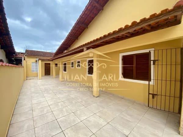 Casa à LOCAÇÃO na Praia de Mongaguá com 3 dorm, 1 suíte e 6 vagas de garagem por R$ 3.900,00