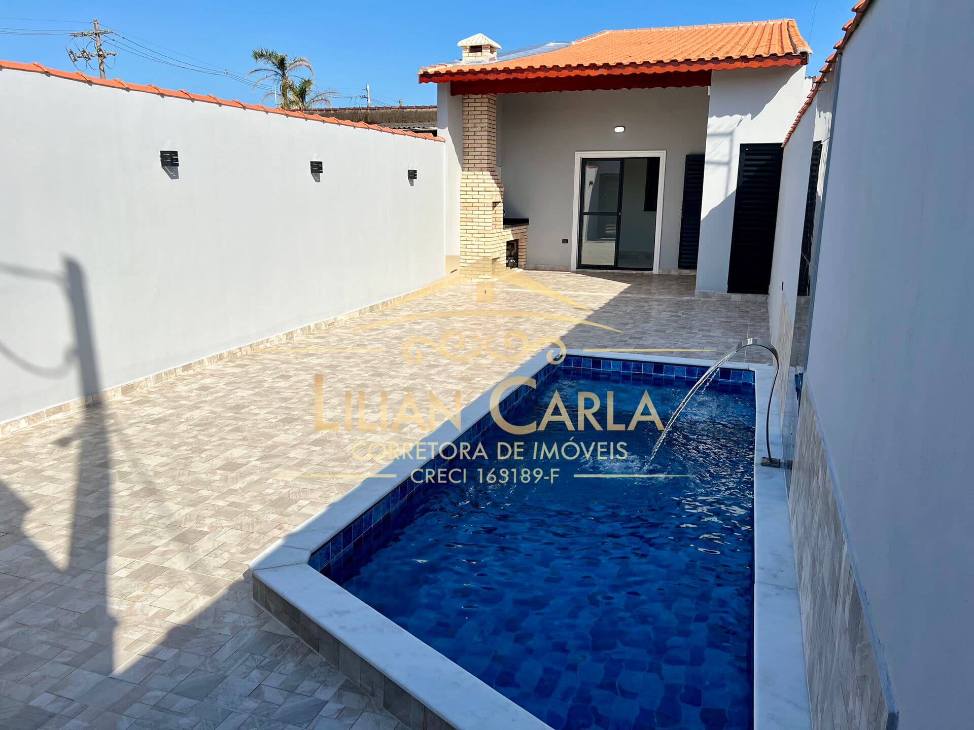 Casa à venda na Praia de Mongaguá com 2 dorm, 1 suíte e PISCINA por R$ 429.900 mil