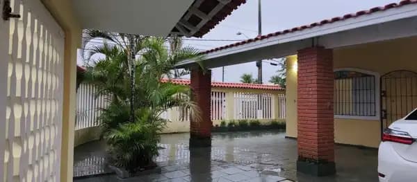 Casa para locação em Mongagua LADO PRAIA com 4 dorm, 1 suíte por R$ 3.000,00!