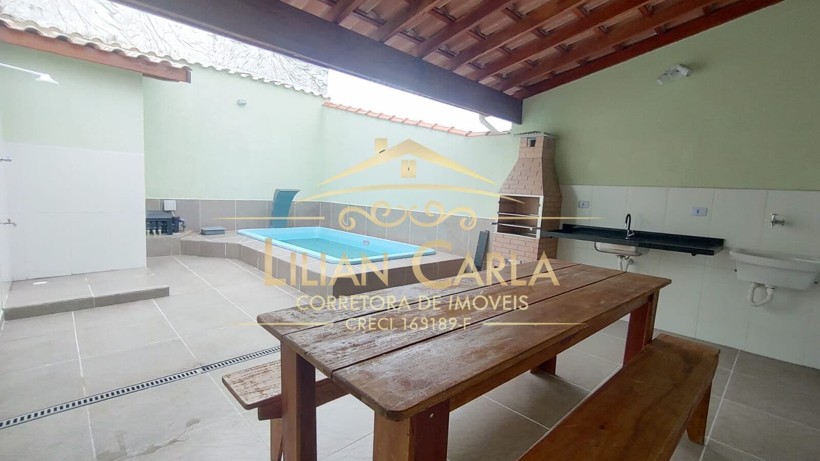 Casa à venda em Mongaguá com 3 dorm, 2 suítes e PISCINA por R$ 479 mil!
