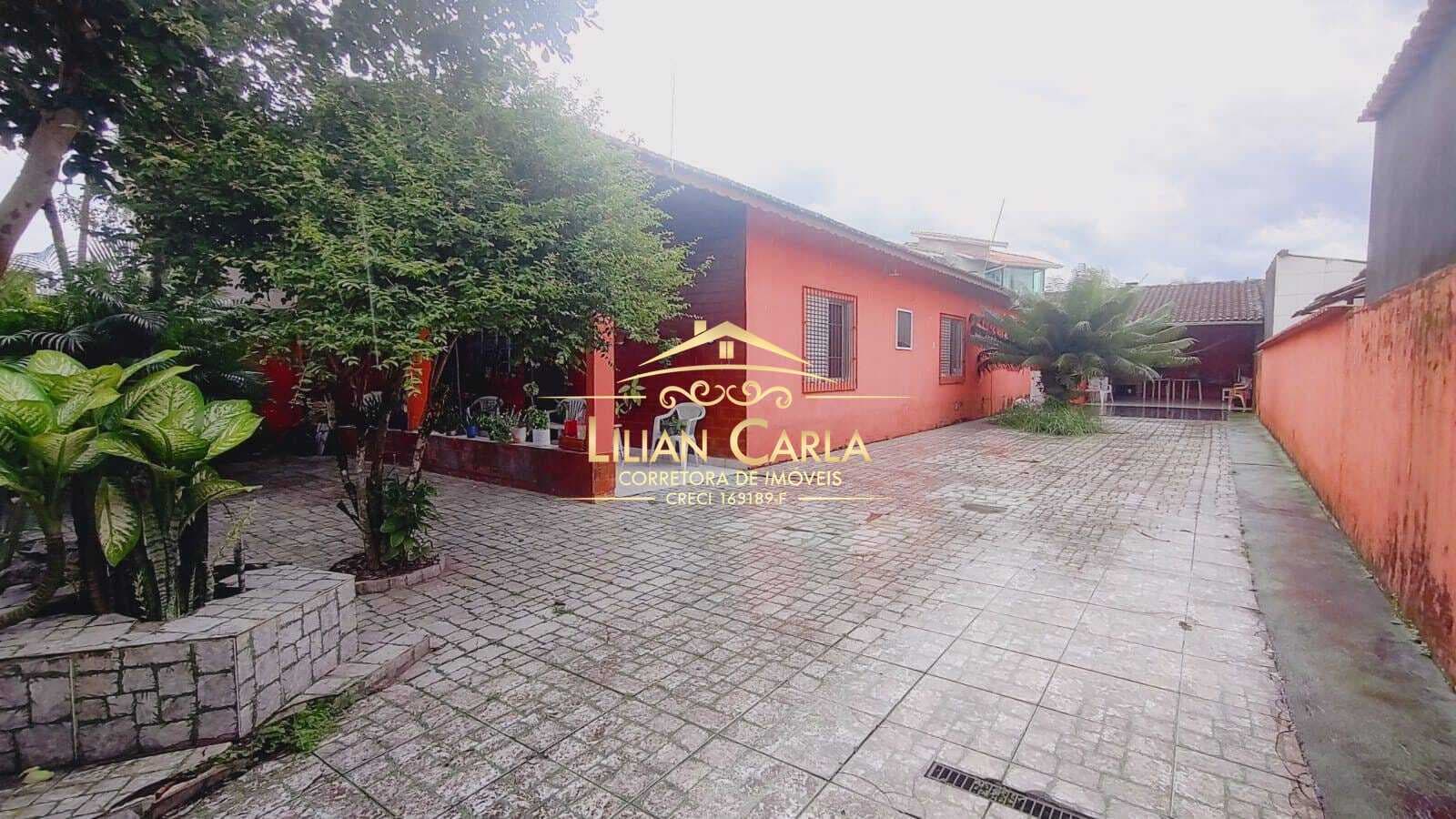 Casa espaçosa à venda em Mongaguá com 3 dorm, 2 wc + Edícula por R$ 380 mil!