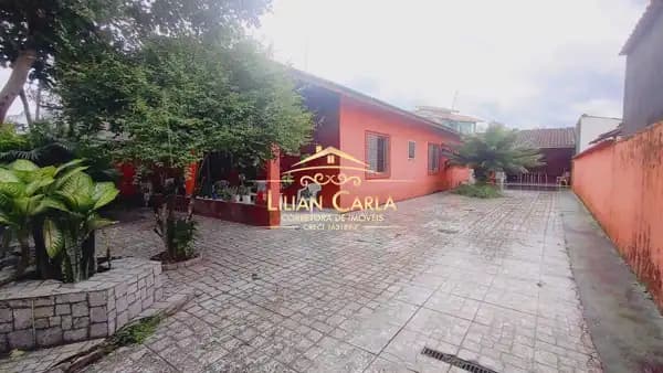 Casa espaçosa à venda em Mongaguá com 3 dorm, 2 wc + Edícula por R$ 380 mil!