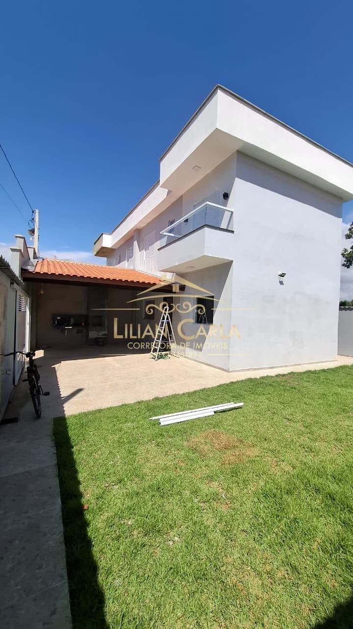 Sobrado à venda na Praia de Mongaguá com 2 dorm, 2 suítes amplo quintal por R$ 365 mil!
