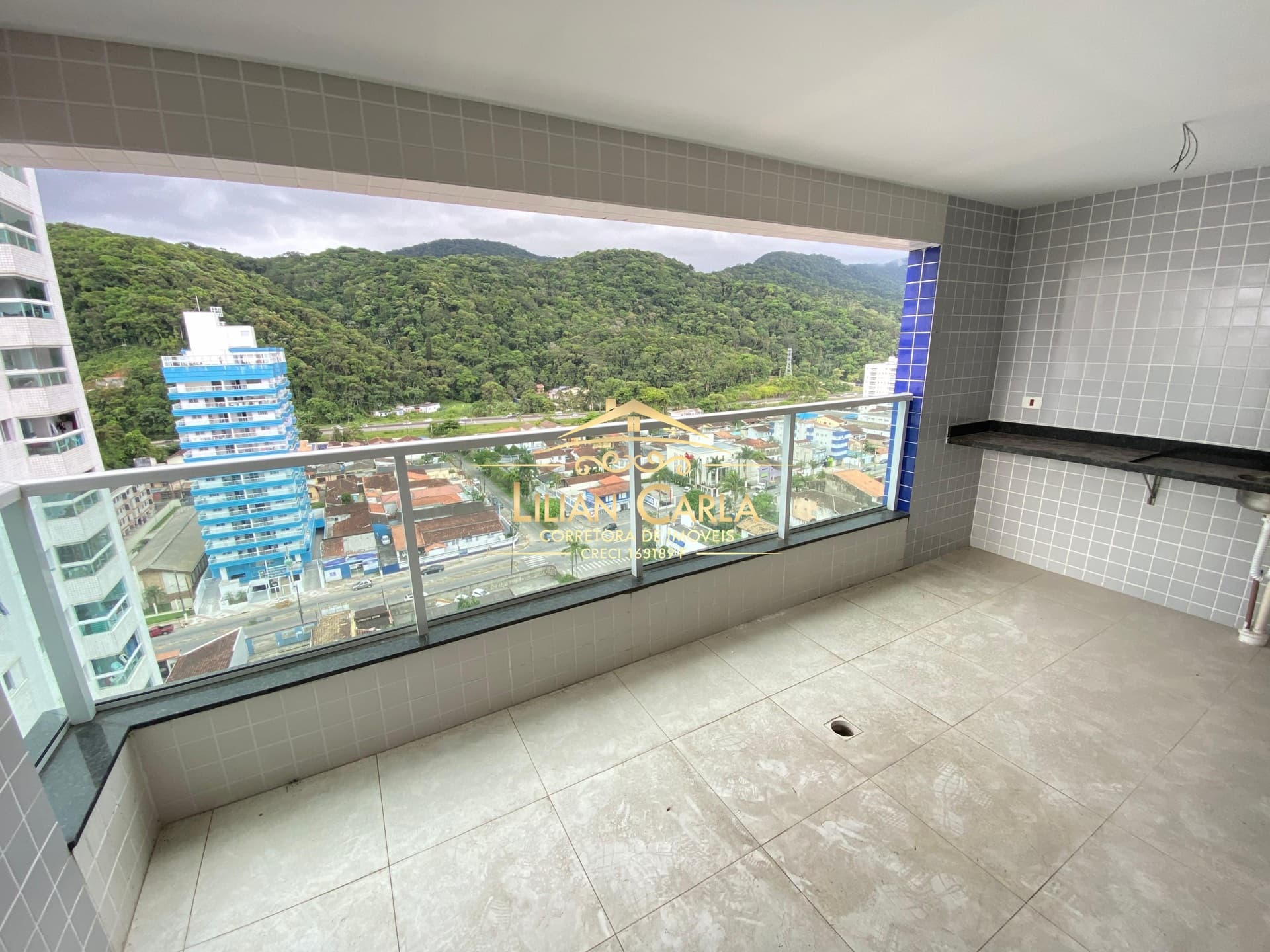 Apartamento à venda na Praia de Mongaguá com 2 dorm, 1 suíte por R$ 450 mil
