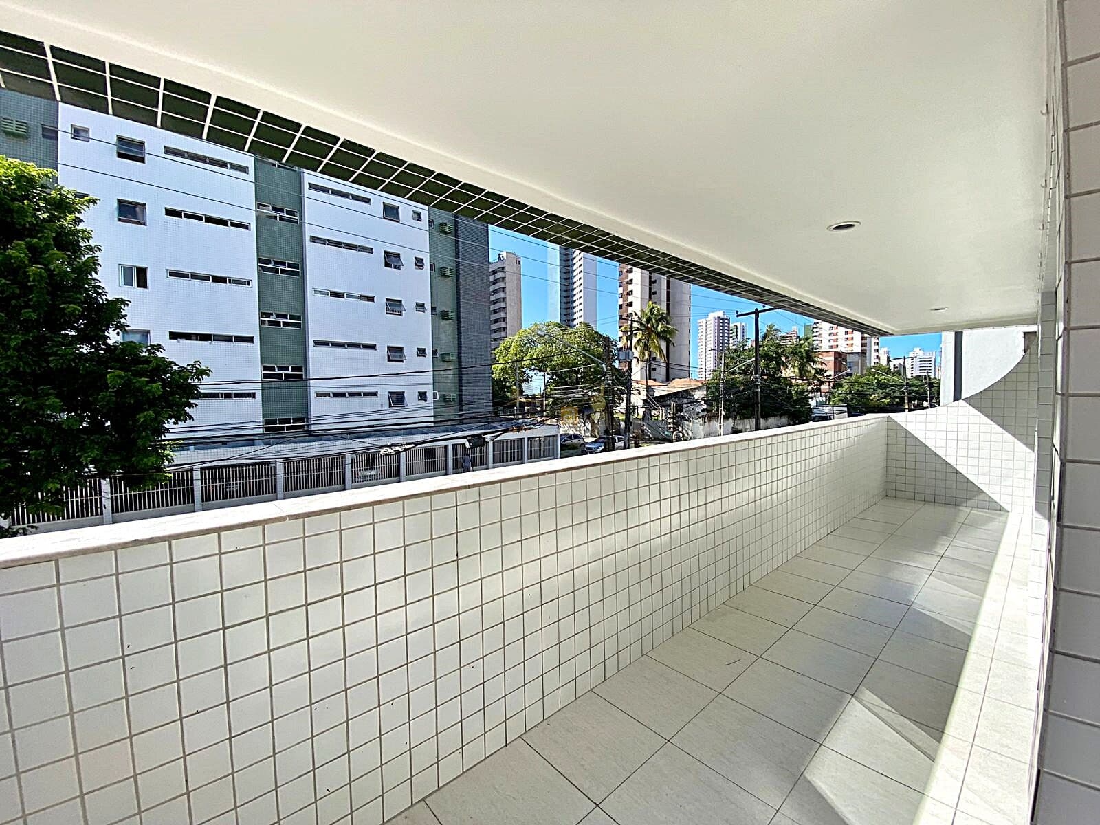 Apartamento Grande com Varanda Enorme 4 Quartos em Candeias | Edf Toscana