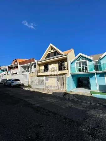 Sobrado 4 dormitórios à venda, 235 m² - Xaxim - Curitiba/PR