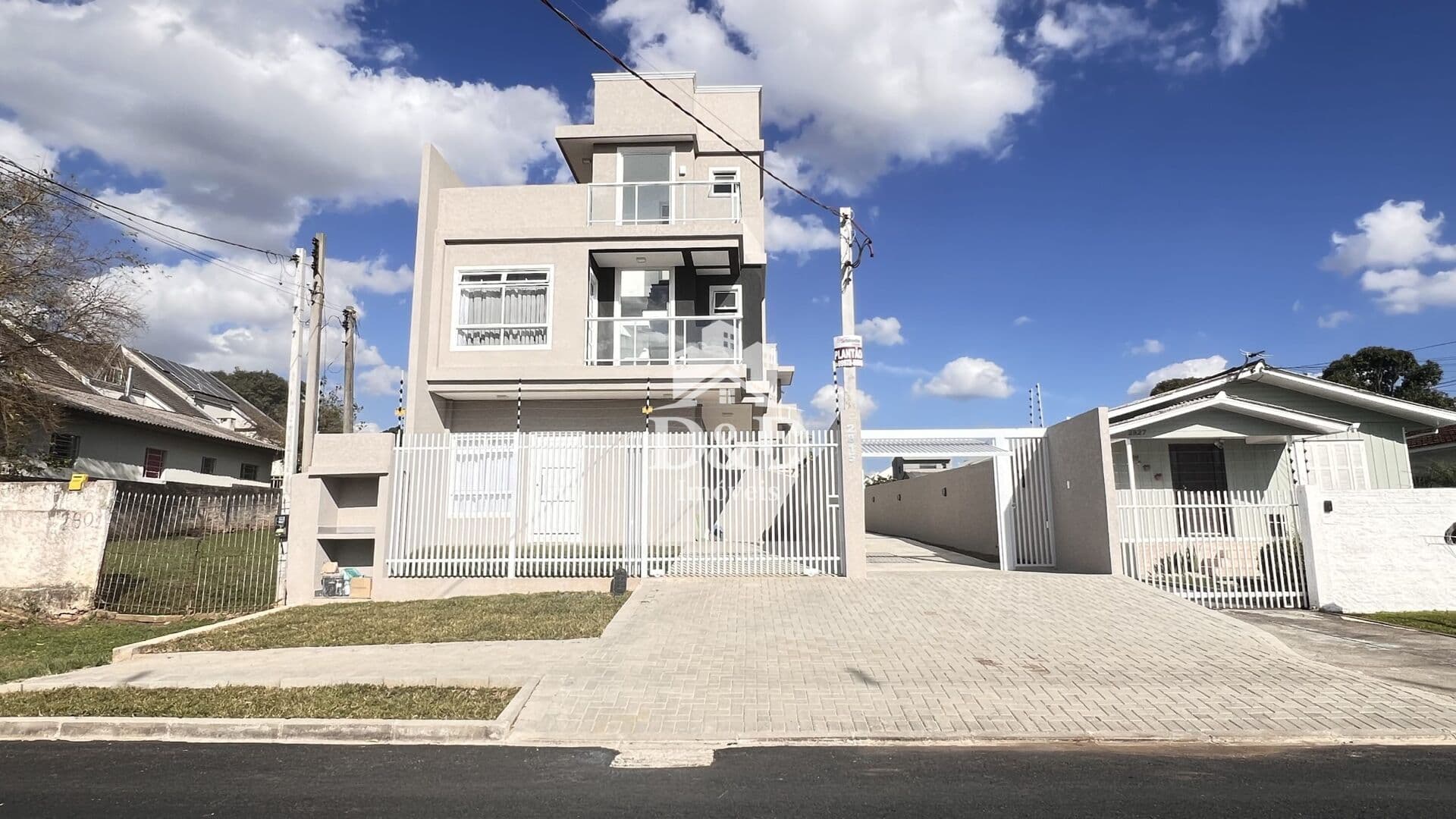 SOBRADO COM TERRAÇO E CHURASQUEIRA