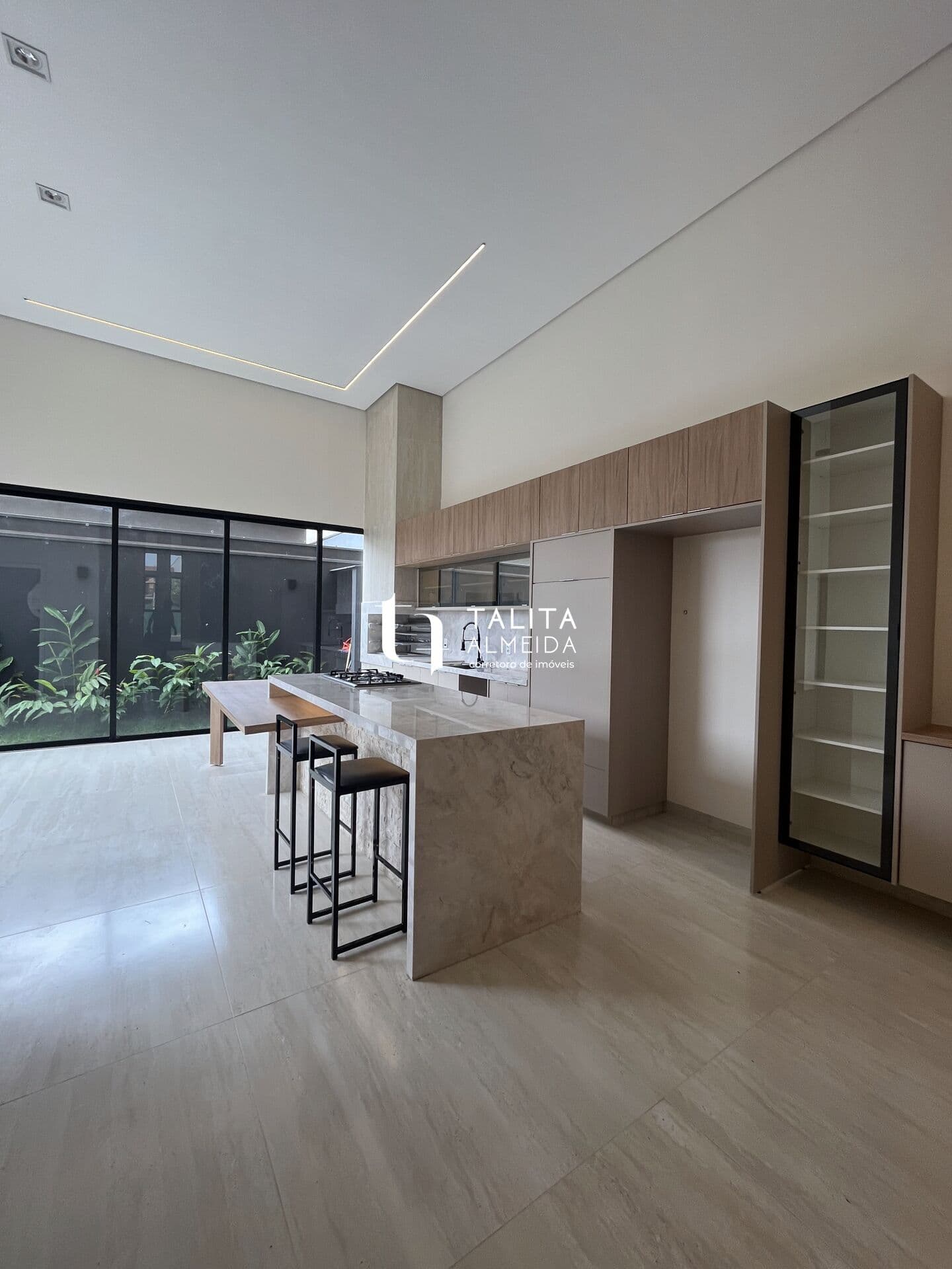 Casa à venda Condomínio Quinta da Mata II, com 03 suítes, piscina e completa em armários
