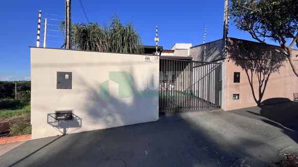 Casa Geminada no Jardim Canaã à Venda em Ibiporã