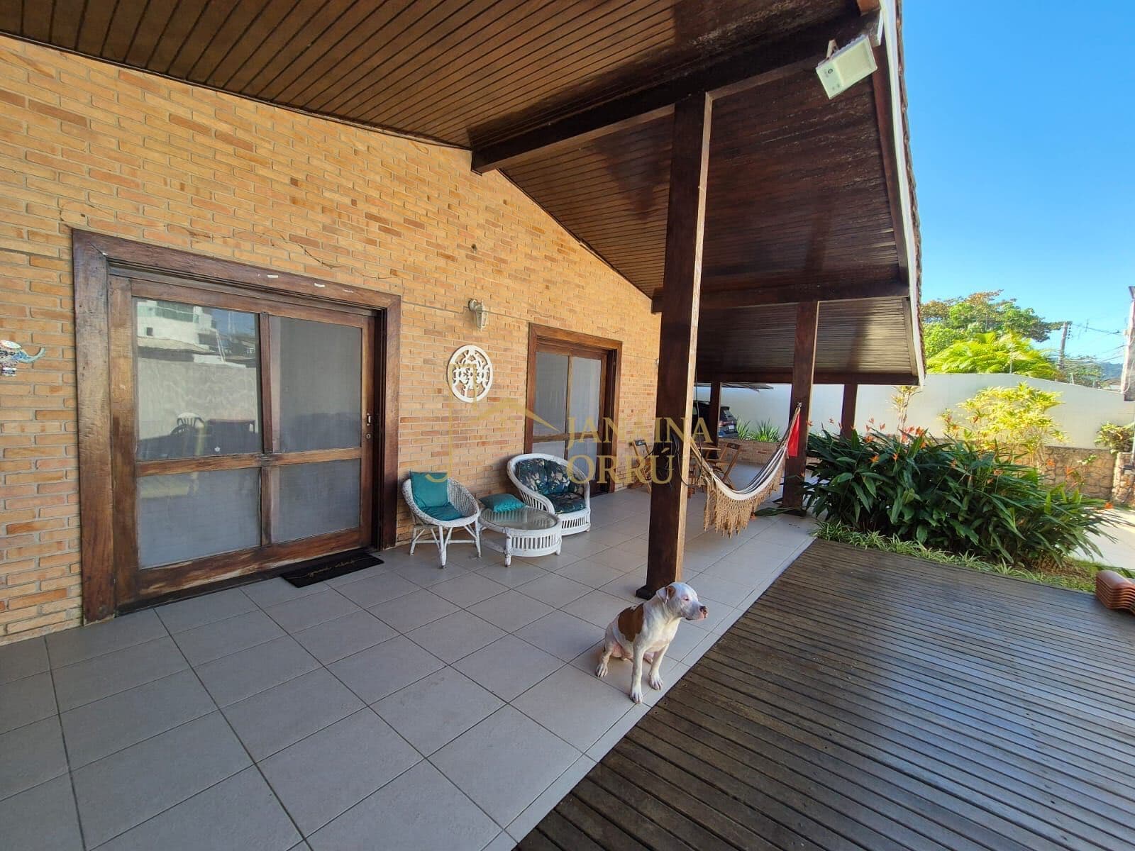 Casa Térrea com 6 suites perto praia