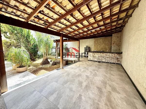 Casa à venda no bairro Parque Xangri-Lá em Contagem/MG