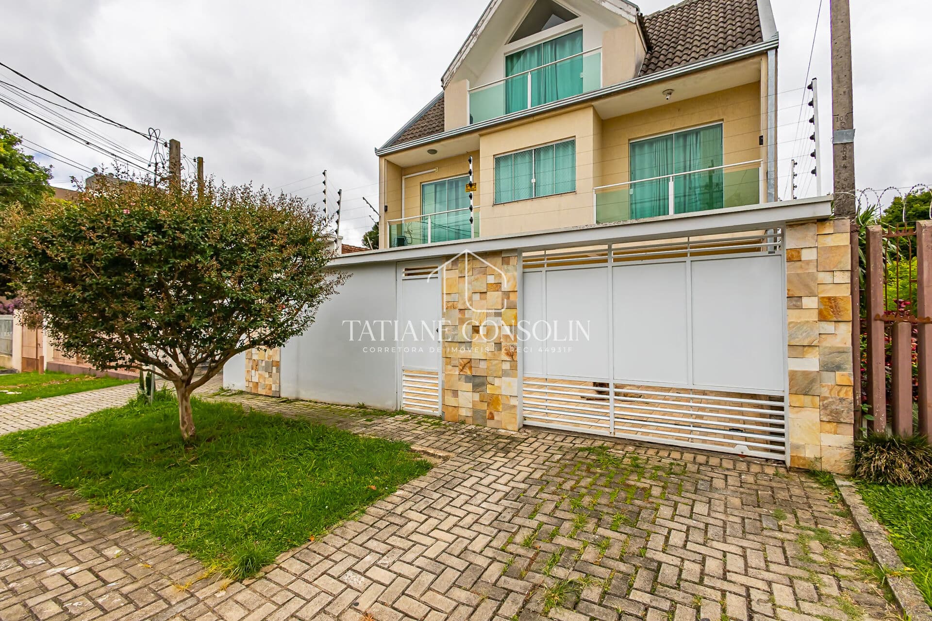 Triplex frente rua | 3 quartos, 1 suíte | Próximo ao Festval Kennedy