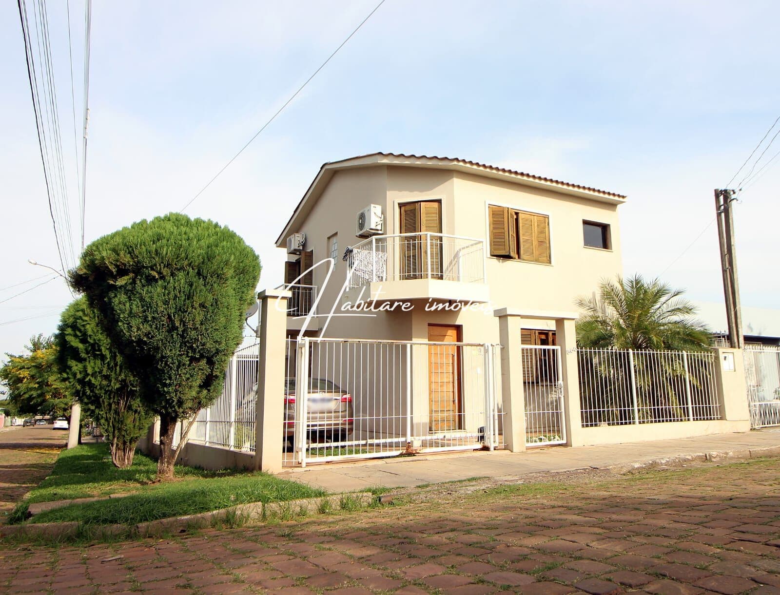 Se você busca o equilíbrio perfeito entre praticidade e momentos inesquecíveis em família, esta casa é a escolha ideal. Com uma planta funcional e excelente aproveitamento de espaço, o imóvel se destaca pela sua área social completa.