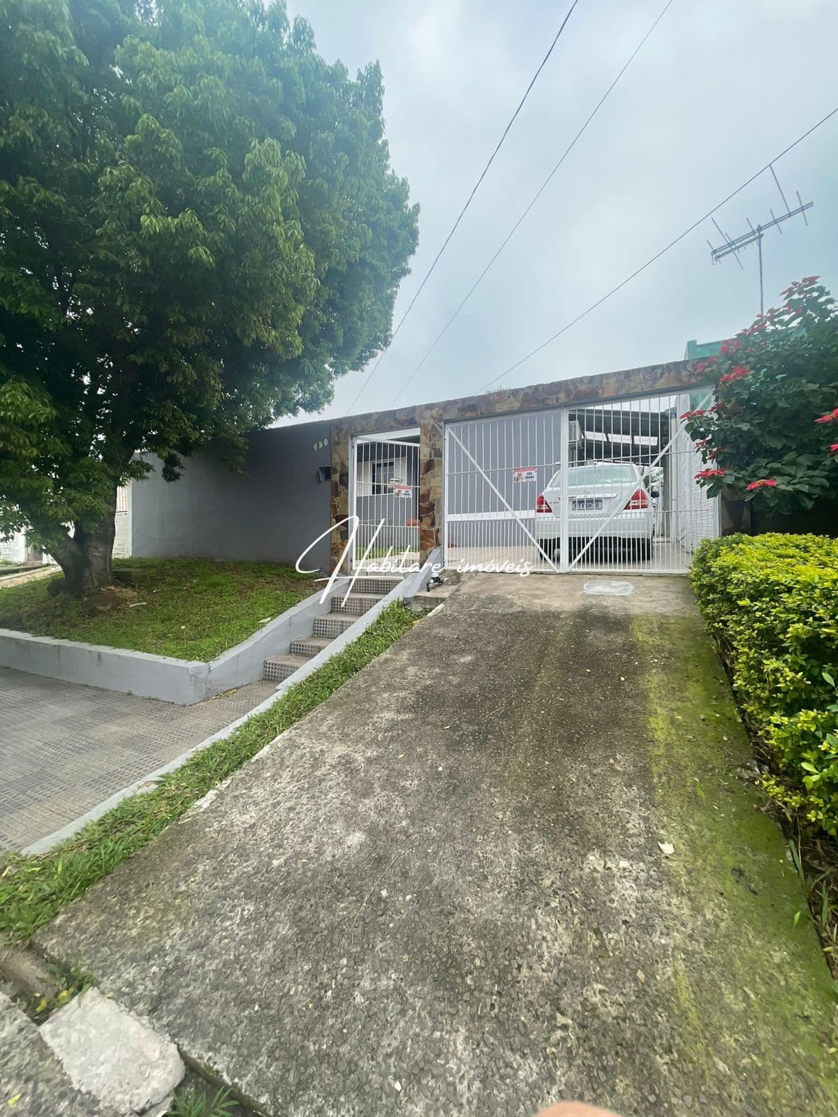 Você já imaginou morar na melhor localização do bairro Boa Vista? Esta é a sua chance de adquirir uma residência completa, situada na rua principal, onde a conveniência encontra o lazer que sua família merece.